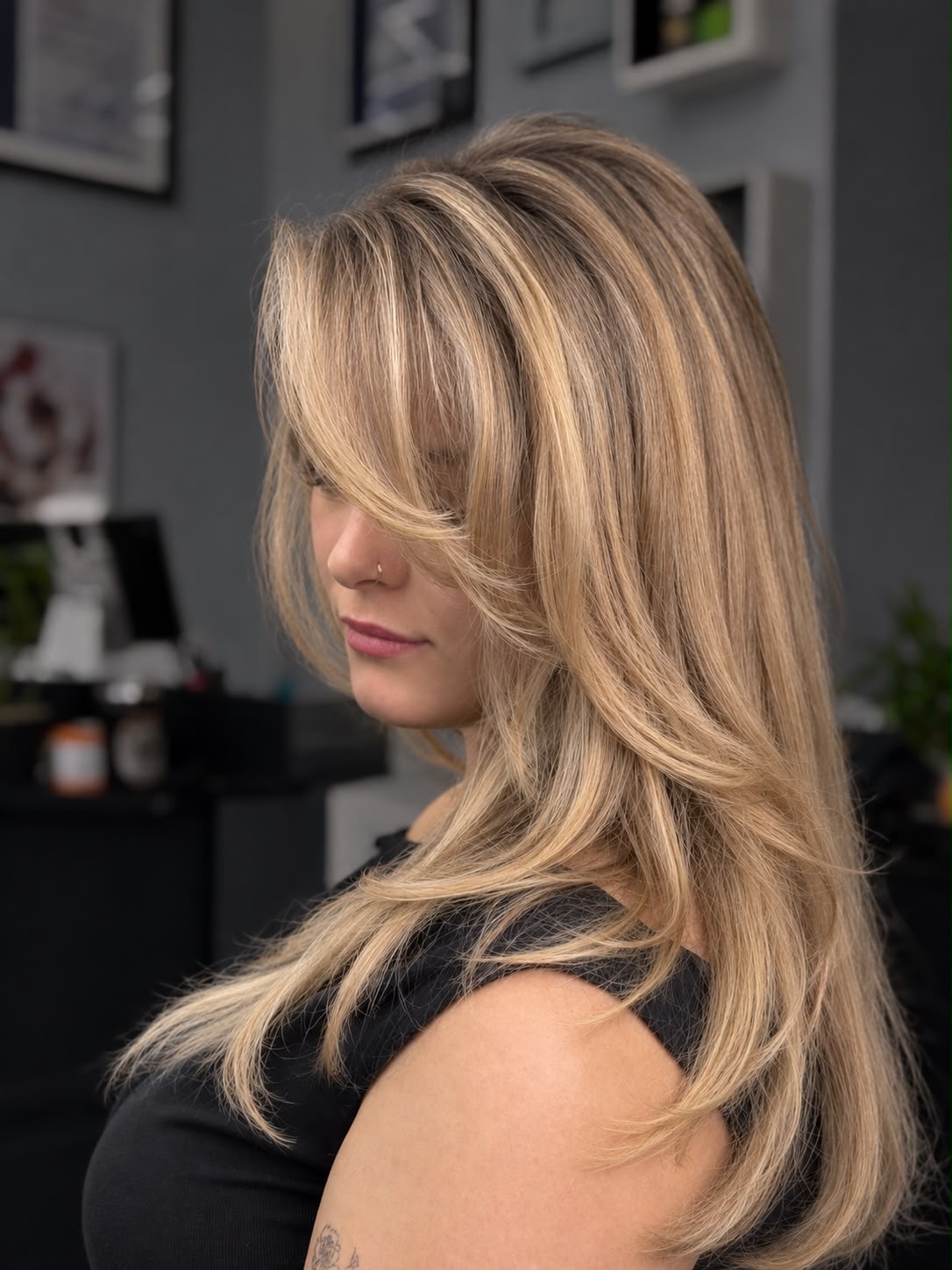 Blonde Stufen mit Face-Framing an der Seite