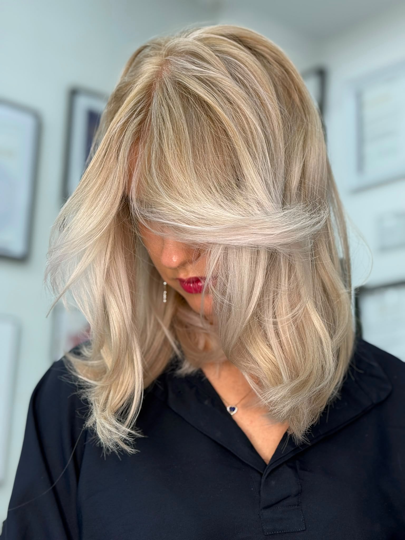 Kühlblonde Haarfarbe mit sanftem Schwung