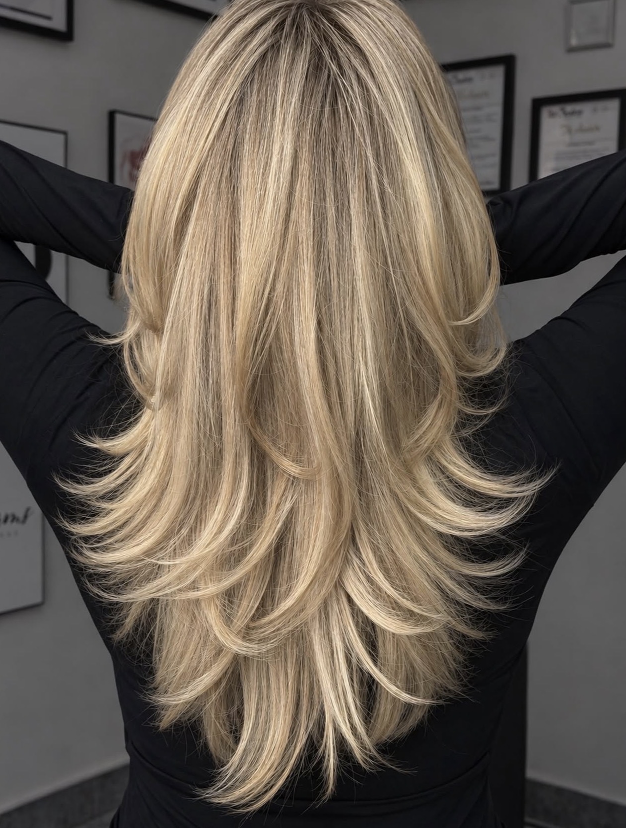 Lange blonde Stufen von hinten fotografiert