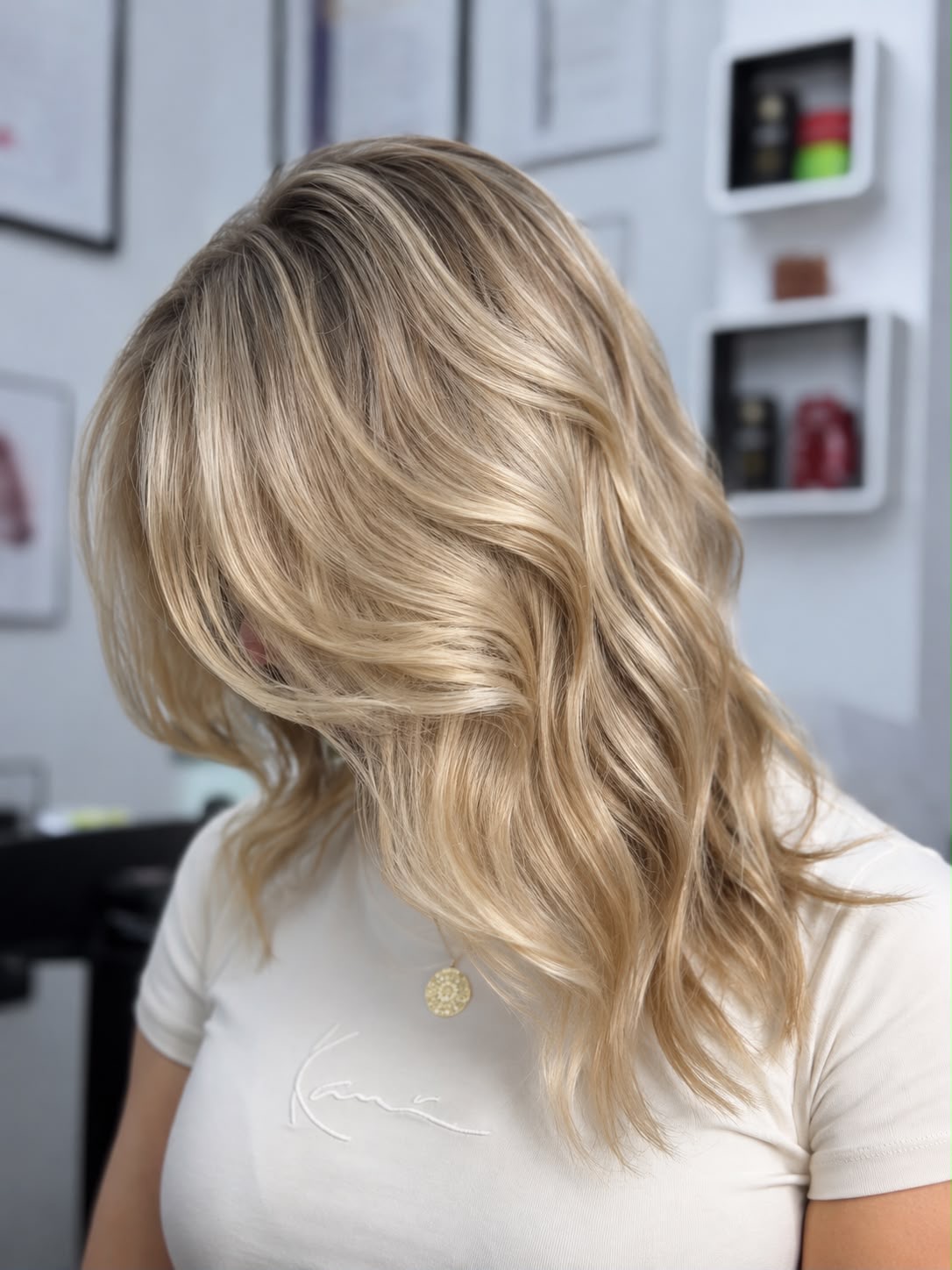 Sanfte blonde Balayage in mittellangem Haar