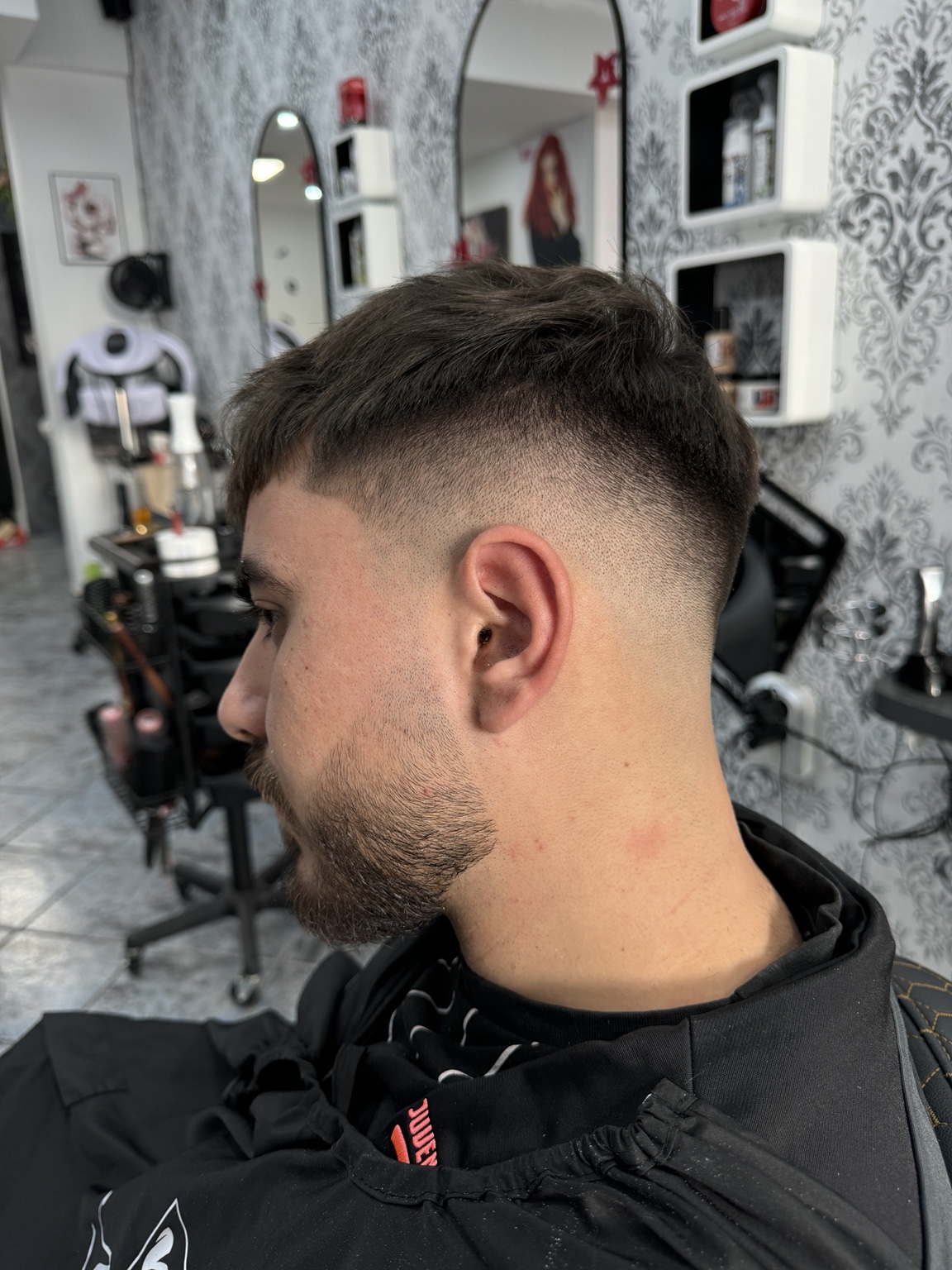 Moderner Herren-Skin-Fade mit präzisem Übergang und Bart